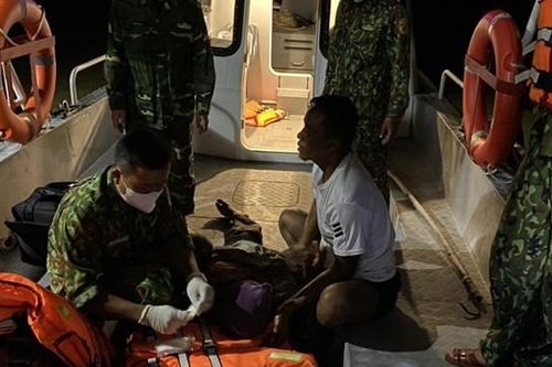 Quảng Nam: Đưa ngư dân bị tai biến trên biển vào bờ cấp cứu