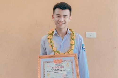 Sống cùng ông bà ngoại, nam sinh huyện nghèo đạt điểm khối A00 cao nhất tỉnh
