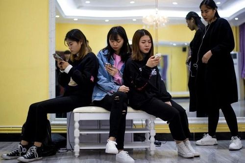Người trẻ Trung Quốc sống đề phòng, dành dụm từng đồng