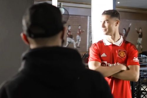 Ronaldo có mặt ở buổi chụp hình áo đấu của MU