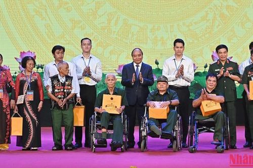 Hình ảnh Lễ kỷ niệm 75 năm Ngày Thương binh-Liệt sĩ và tuyên dương đại biểu người có công