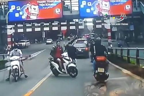 Nóng trên đường: Nữ sinh đi Vision mất lái, 'xòe' ngay trước đầu ô tô