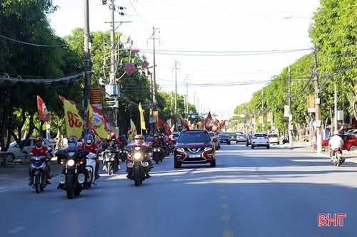 Cổ động viên Hà Tĩnh 'tiếp lửa' đội nhà trước giờ đối đầu với Hà Nội FC