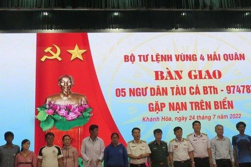Bàn giao 5 ngư dân tàu Bình Thuận được cứu sống sau 12 ngày mất tích