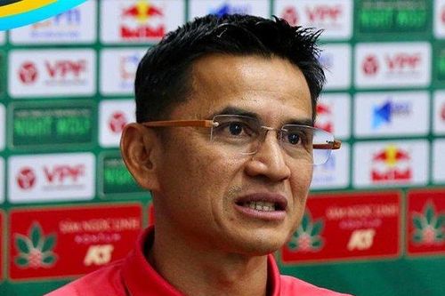HLV Kiatisuk: 'HAGL có 5 đội trưởng! Ai mất tự tin thì cho băng'