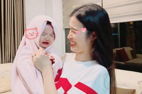 Đông Nhi bất ngờ phải chia tay 'trong nước mắt' với con gái Winnie vì một lí do