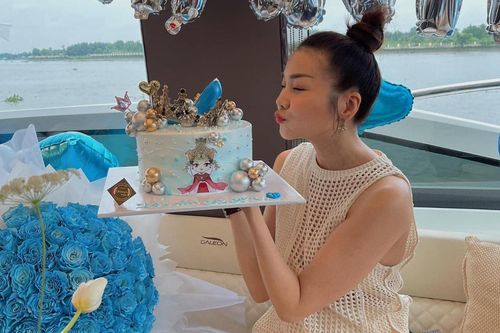 Thanh Hằng mừng sinh nhật trên du thuyền sang chảnh, diện mạo tuổi 39 trẻ trung bất ngờ