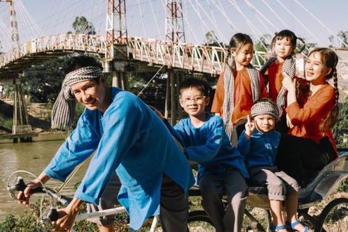 Các sao nam Việt hạnh phúc khi lên chức bố ở tuổi 50