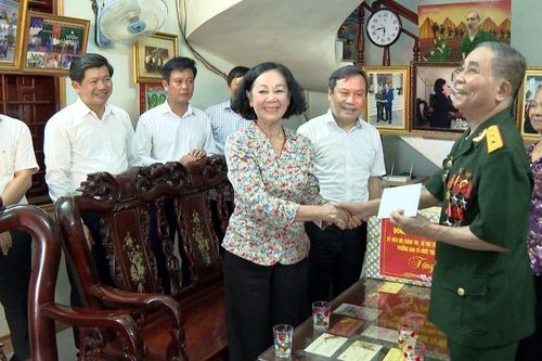 Quảng Bình: Trưởng Ban Tổ chức Trung ương thăm, tặng quà cho các gia đình chính sách