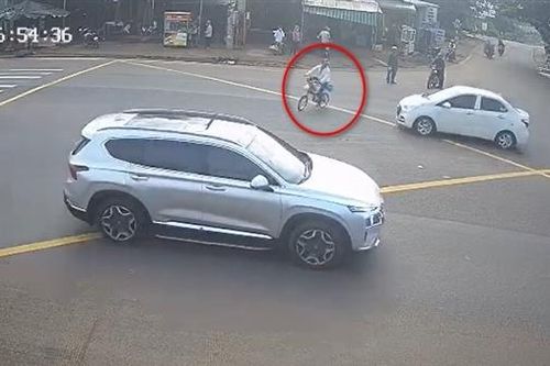 Bị ô tô tông nguy kịch vì lạng lách, đánh võng xe đạp