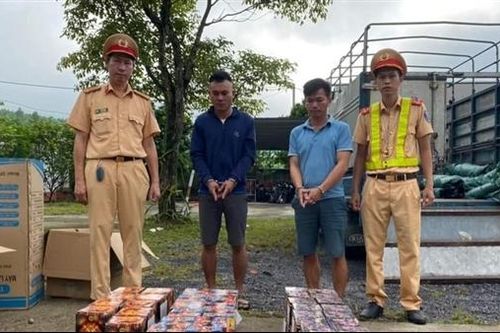 Phát hiện xe tải chuyển hơn 1 tạ pháo đi tiêu thụ