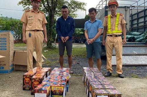 'Bí mật' bên trong xe ô tô chạy về từ cửa khẩu ở Quảng Trị