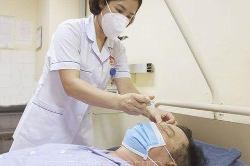 Người đàn ông bị quạt trần chém vào mặt làm tổn thương mắt