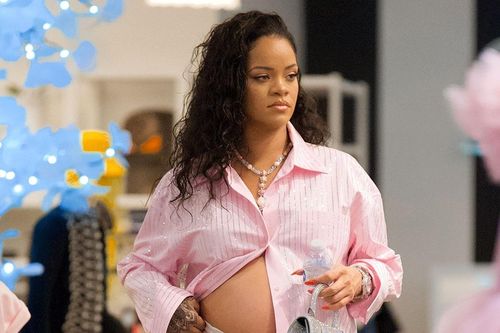Lý do tỷ phú Rihanna mua đồ giá rẻ cho con