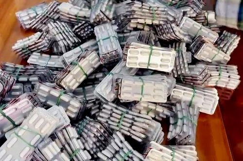 Đối tượng buôn lậu ném 30.000 viên thuốc tân dược xuống đường