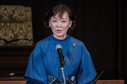 Xe chở phu nhân của ông Abe bị ôtô cảnh sát đâm trúng