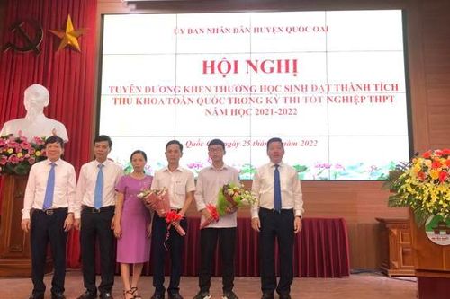 Quốc Oai: Khen thưởng đột xuất thủ khoa kỳ thi THPT Quốc gia 2022