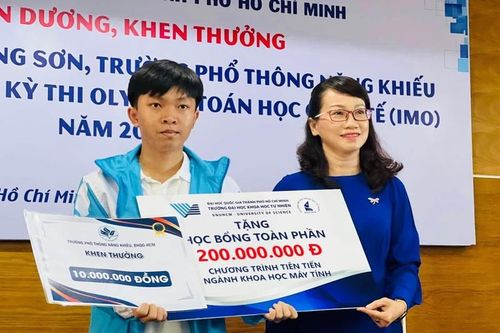 Hai học sinh đạt huy chương quốc tế xác nhận nhập học ĐH Khoa học Tự nhiên