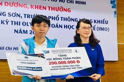 Trường ĐH Khoa học Tự nhiên (ĐHQG TP.HCM) trao học bổng toàn phần cho 2 thí sinh đạt huy chương Olympic quốc tế