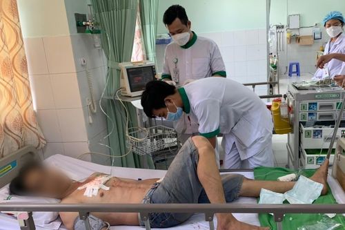 Một thợ mộc bị mảnh gỗ xuyên phổi gãy sụn sườn, đứt tĩnh mạch