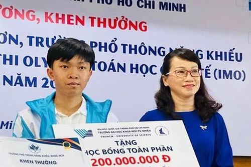 Hai học sinh đạt huy chương quốc tế nhập học sớm ở trường Đại học Khoa học Tự nhiên TPHCM