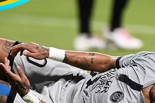 Neymar khiến CĐV sục sôi vì màn ăn vạ thô thiển