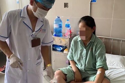 Đắp lá cây và lông nhím trị bỏng, bệnh nhân bị hoại tử, lở loét