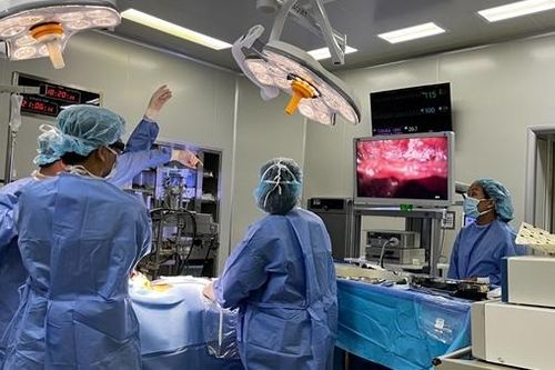 Phẫu thuật nội soi tuyến giáp qua đường miệng, giúp người bệnh ung thư phục hồi nhanh