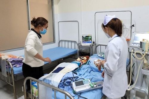 Bé gái 2 tuổi bị bạo hành được xuất viện