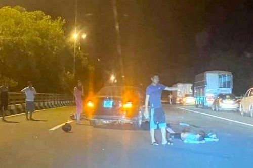 Đi xe máy vào Đại lộ Thăng Long, bị ô tô đâm tử vong