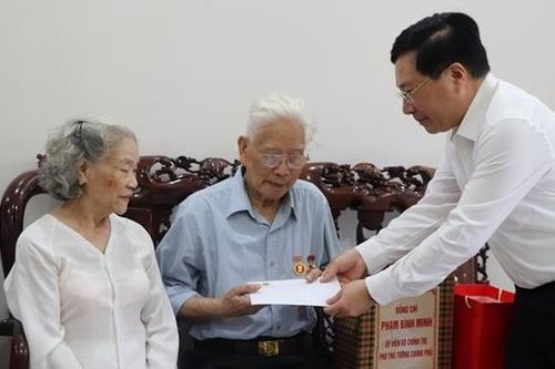 Phó Thủ tướng Thường trực Phạm Bình Minh thăm, tặng quà người có công tại Đà Nẵng