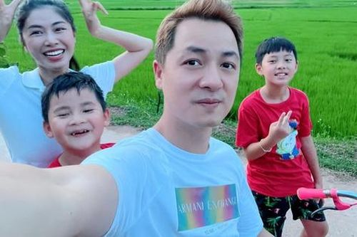 Vợ chồng Đăng Khôi - Thủy Anh bật mí dạy con: Nghỉ hè về quê thăm lúa, chăn bò