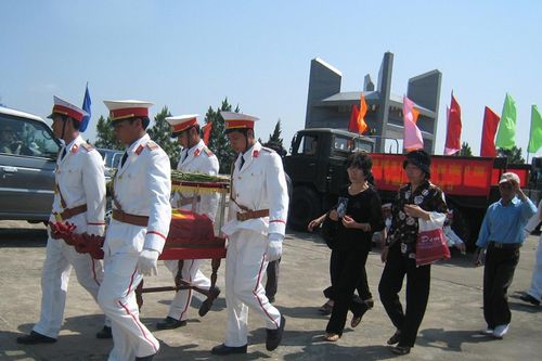 Lòng em trống trải và đau đớn quá...