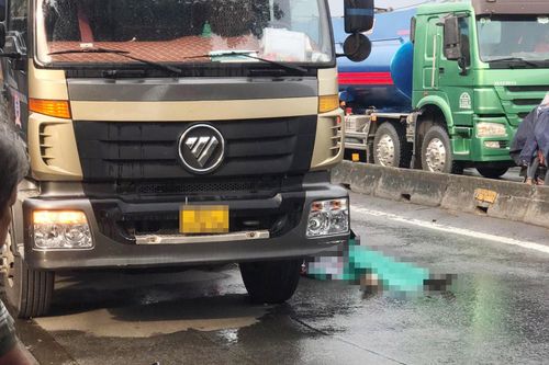 Va chạm xe tải, nữ giao hàng tử vong trên quốc lộ 1
