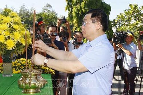 Chủ tịch Quốc hội dâng hương tưởng niệm các Anh hùng liệt sĩ tại Quảng Ngãi