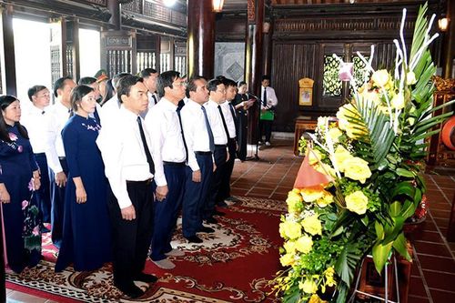 Dâng hương tưởng nhớ các Anh hùng liệt sĩ tại Tuyên Quang