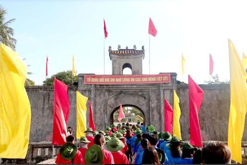 Sinh viên tình nguyện phát huy nét đẹp 'uống nước nhớ nguồn'