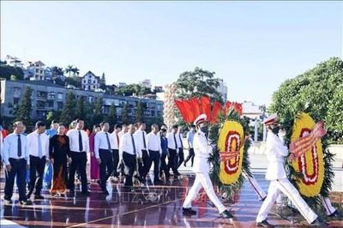 Chủ tịch nước Nguyễn Xuân Phúc dâng hương tại Đài tưởng niệm các anh hùng liệt sĩ tỉnh Quảng Ninh