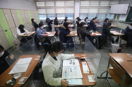 Các nước quản lý học sinh công lập như thế nào?