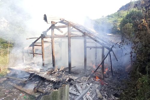 Tuyên Quang: Trẻ nghịch lửa khiến một nhà dân bị cháy rụi