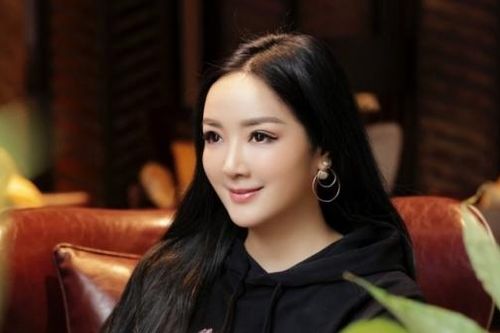 Hoa hậu Giáng My trẻ trung, cuốn hút trong chuyến tham quan mua sắm tại Thái Lan