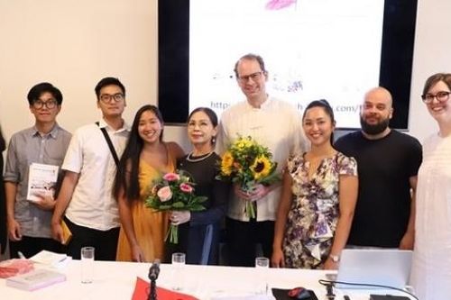 Giảng viên tiếng Việt giới thiệu ba cuốn sách song ngữ Đức-Việt