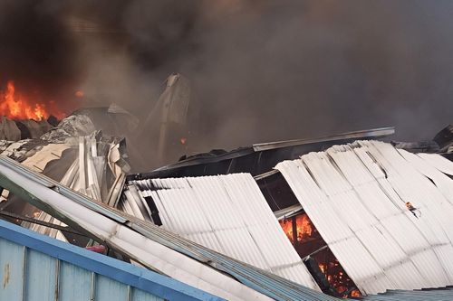 Kho xưởng vạn mét vuông bốc cháy dữ dội