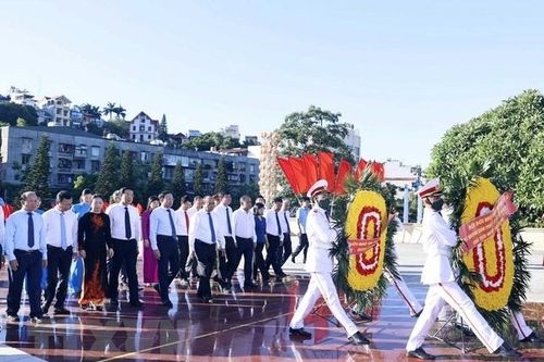 Chủ tịch nước dâng hương tưởng nhớ các Anh hùng liệt sỹ ở Quảng Ninh