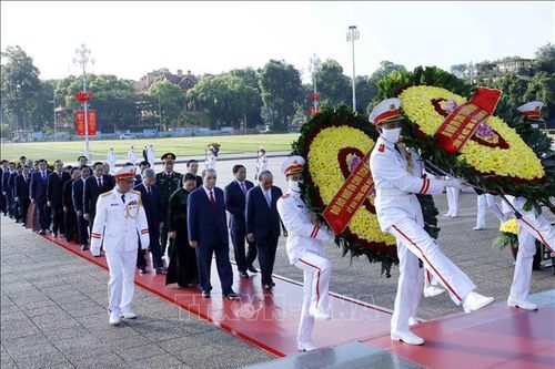 Lãnh đạo Đảng, Nhà nước dâng hương tưởng niệm các Anh hùng liệt sỹ và vào Lăng viếng Chủ tịch Hồ Chí Minh