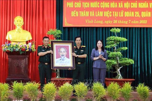 Phó Chủ tịch nước thăm và làm việc với Lữ đoàn 25, Quân khu 9