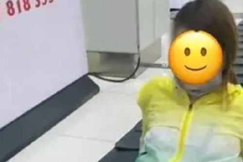 Nữ du khách tạo dáng 'lâm bồn' trên băng chuyền hành lý ở sân bay khẳng định bản thân 'không sai gì cả'
