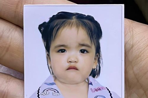 Mạc Văn Khoa dạy con gái biểu cảm khi chụp ảnh thẻ nhưng nhận về kết quả bất ngờ