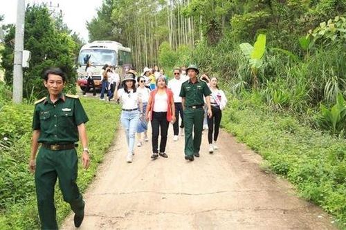 Thí sinh Hoa hậu Áo dài Việt Nam xây dựng hệ thống nước sạch cho bà con vùng biên giới