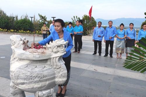 Liên hiệp Công đoàn tỉnh Attapư viếng Khu tưởng niệm chiến sĩ Gạc Ma